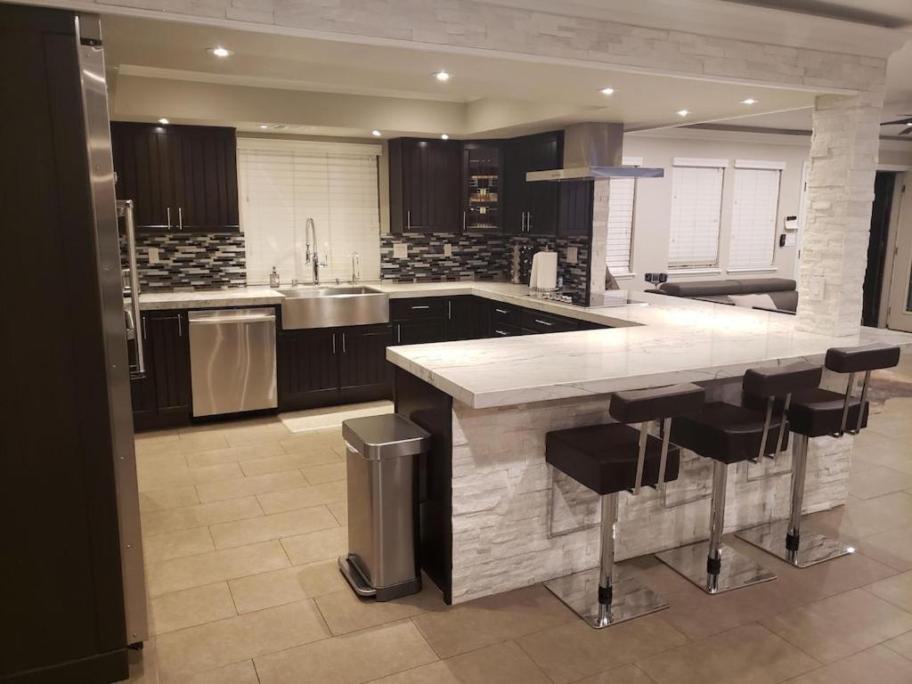 Luxury Villa, With Bonus Pool House, Private Pool, Hot Tub, Rock Water Fall And Slide, Putting Green, Basketball, Shuffle Board, Play Gym, Privately Gated On Circular Driveway. Las Vegas Bagian luar foto