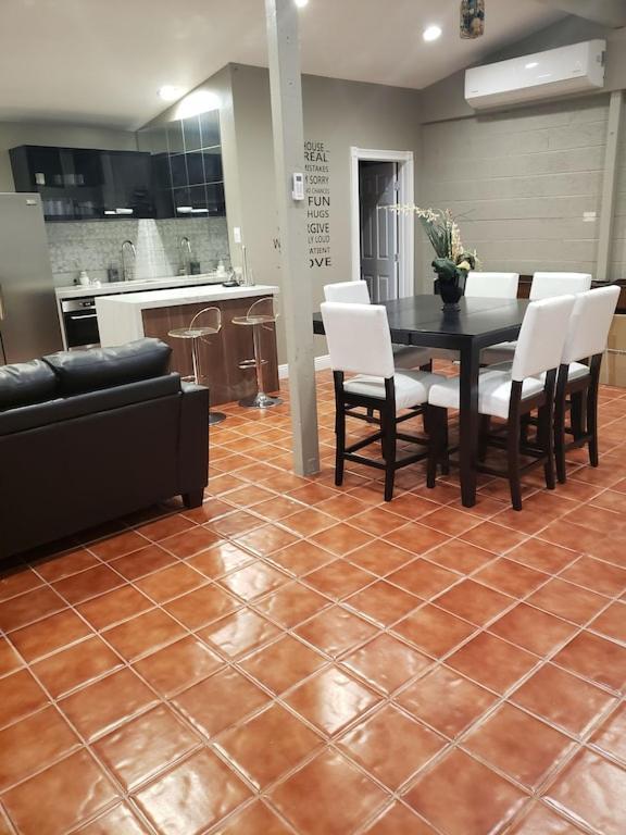 Luxury Villa, With Bonus Pool House, Private Pool, Hot Tub, Rock Water Fall And Slide, Putting Green, Basketball, Shuffle Board, Play Gym, Privately Gated On Circular Driveway. Las Vegas Bagian luar foto
