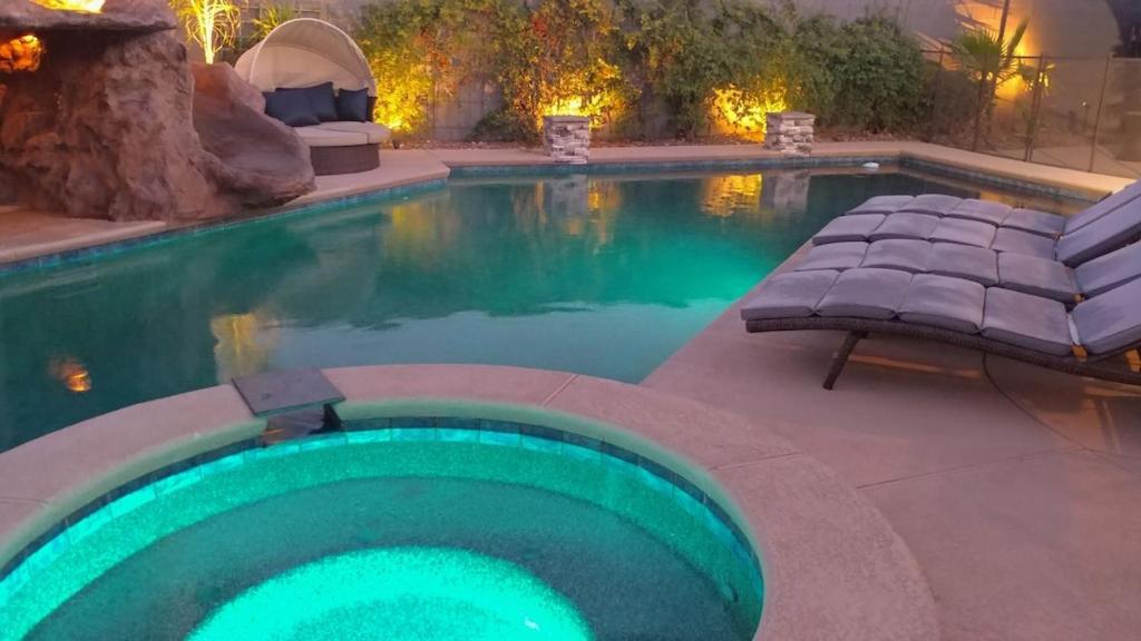 Luxury Villa, With Bonus Pool House, Private Pool, Hot Tub, Rock Water Fall And Slide, Putting Green, Basketball, Shuffle Board, Play Gym, Privately Gated On Circular Driveway. Las Vegas Bagian luar foto
