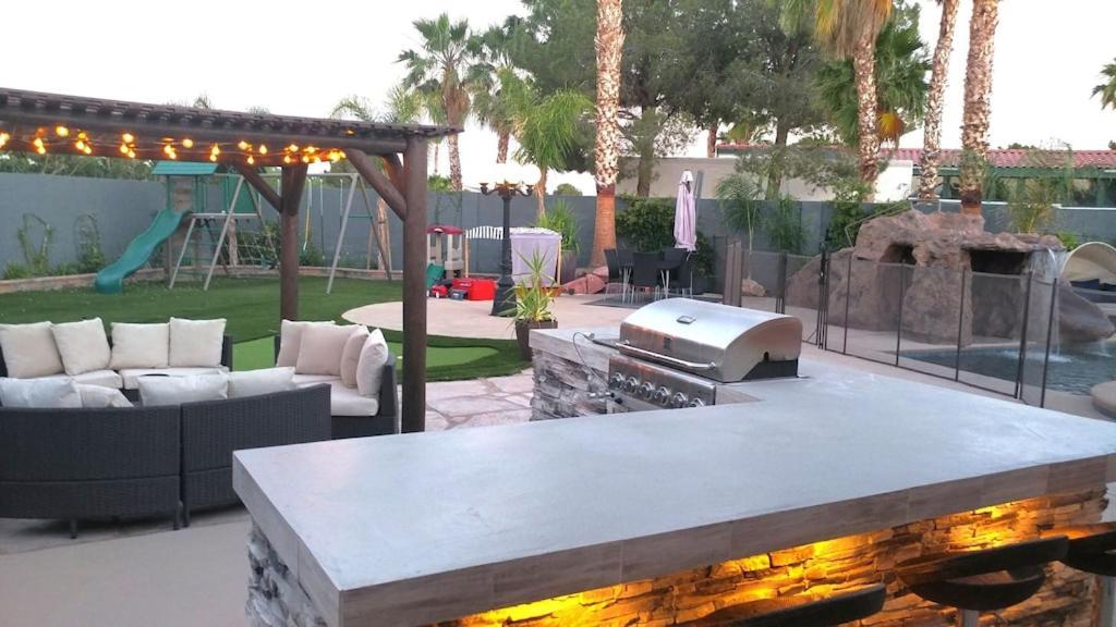Luxury Villa, With Bonus Pool House, Private Pool, Hot Tub, Rock Water Fall And Slide, Putting Green, Basketball, Shuffle Board, Play Gym, Privately Gated On Circular Driveway. Las Vegas Bagian luar foto