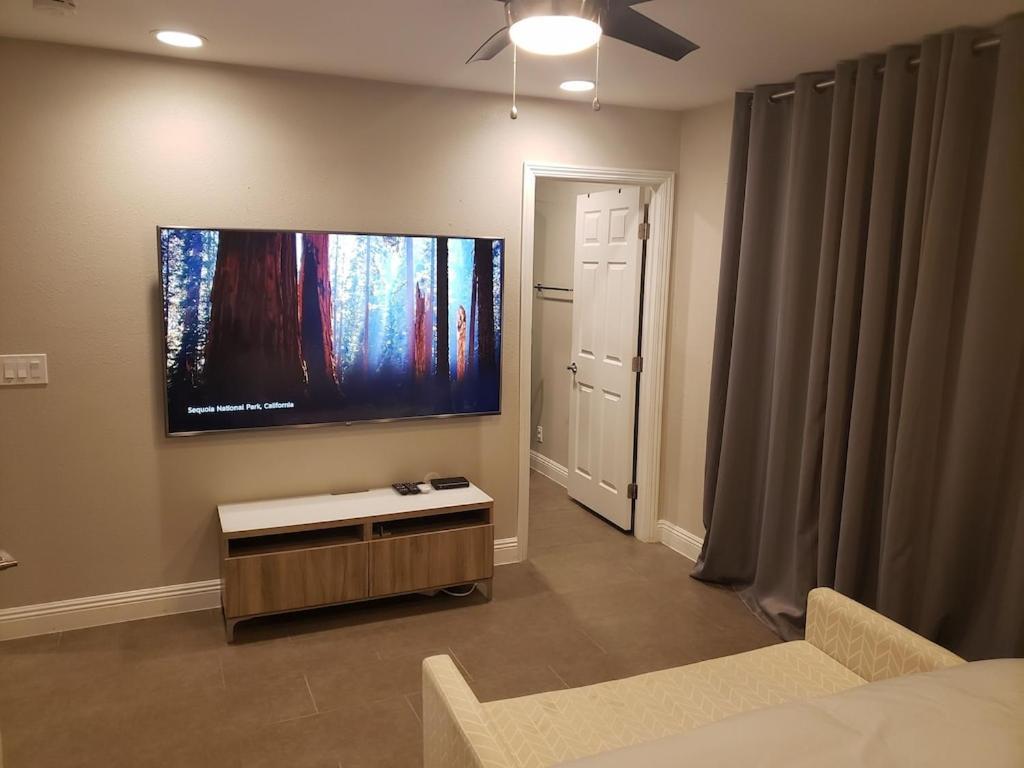 Luxury Villa, With Bonus Pool House, Private Pool, Hot Tub, Rock Water Fall And Slide, Putting Green, Basketball, Shuffle Board, Play Gym, Privately Gated On Circular Driveway. Las Vegas Bagian luar foto
