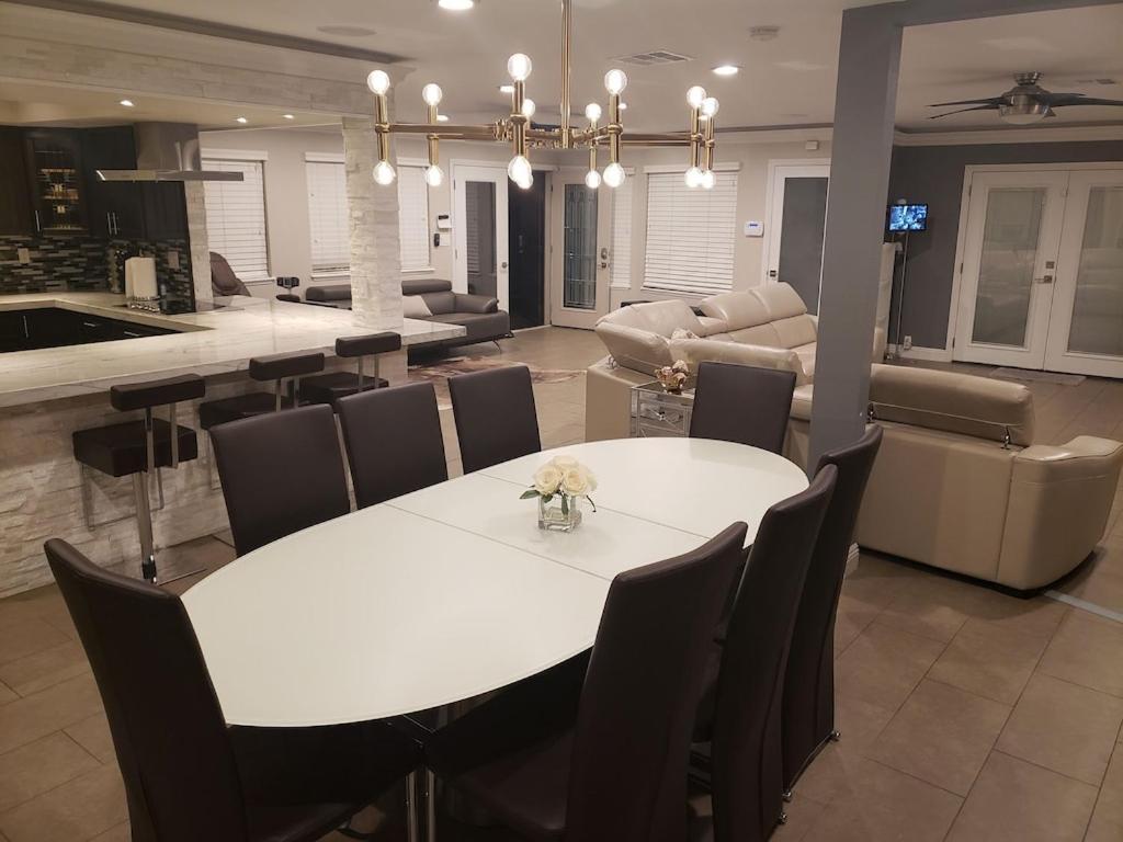 Luxury Villa, With Bonus Pool House, Private Pool, Hot Tub, Rock Water Fall And Slide, Putting Green, Basketball, Shuffle Board, Play Gym, Privately Gated On Circular Driveway. Las Vegas Bagian luar foto