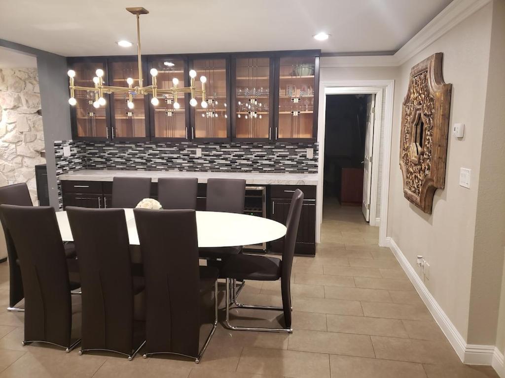 Luxury Villa, With Bonus Pool House, Private Pool, Hot Tub, Rock Water Fall And Slide, Putting Green, Basketball, Shuffle Board, Play Gym, Privately Gated On Circular Driveway. Las Vegas Bagian luar foto