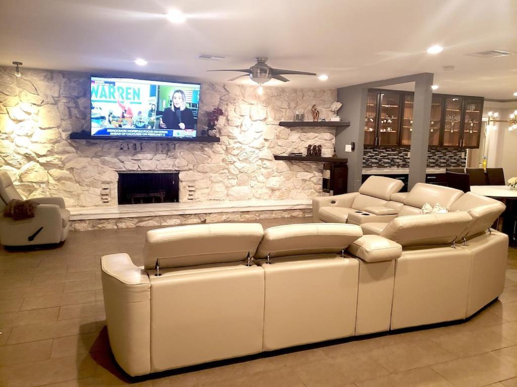 Luxury Villa, With Bonus Pool House, Private Pool, Hot Tub, Rock Water Fall And Slide, Putting Green, Basketball, Shuffle Board, Play Gym, Privately Gated On Circular Driveway. Las Vegas Bagian luar foto