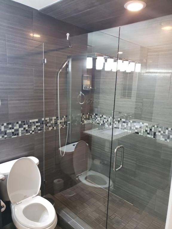 Luxury Villa, With Bonus Pool House, Private Pool, Hot Tub, Rock Water Fall And Slide, Putting Green, Basketball, Shuffle Board, Play Gym, Privately Gated On Circular Driveway. Las Vegas Bagian luar foto