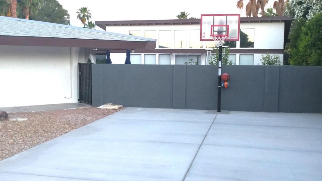 Luxury Villa, With Bonus Pool House, Private Pool, Hot Tub, Rock Water Fall And Slide, Putting Green, Basketball, Shuffle Board, Play Gym, Privately Gated On Circular Driveway. Las Vegas Bagian luar foto