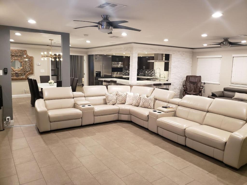 Luxury Villa, With Bonus Pool House, Private Pool, Hot Tub, Rock Water Fall And Slide, Putting Green, Basketball, Shuffle Board, Play Gym, Privately Gated On Circular Driveway. Las Vegas Bagian luar foto