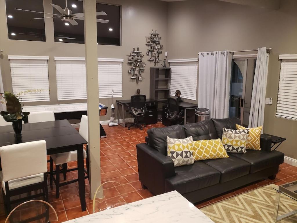 Luxury Villa, With Bonus Pool House, Private Pool, Hot Tub, Rock Water Fall And Slide, Putting Green, Basketball, Shuffle Board, Play Gym, Privately Gated On Circular Driveway. Las Vegas Bagian luar foto