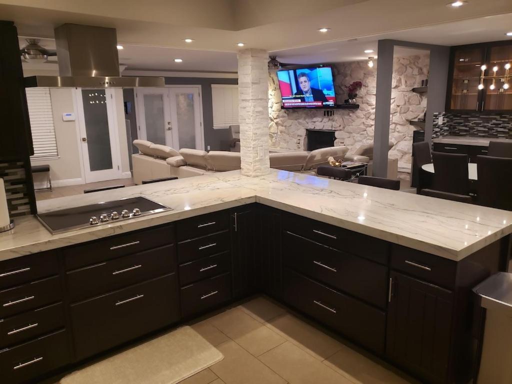 Luxury Villa, With Bonus Pool House, Private Pool, Hot Tub, Rock Water Fall And Slide, Putting Green, Basketball, Shuffle Board, Play Gym, Privately Gated On Circular Driveway. Las Vegas Bagian luar foto