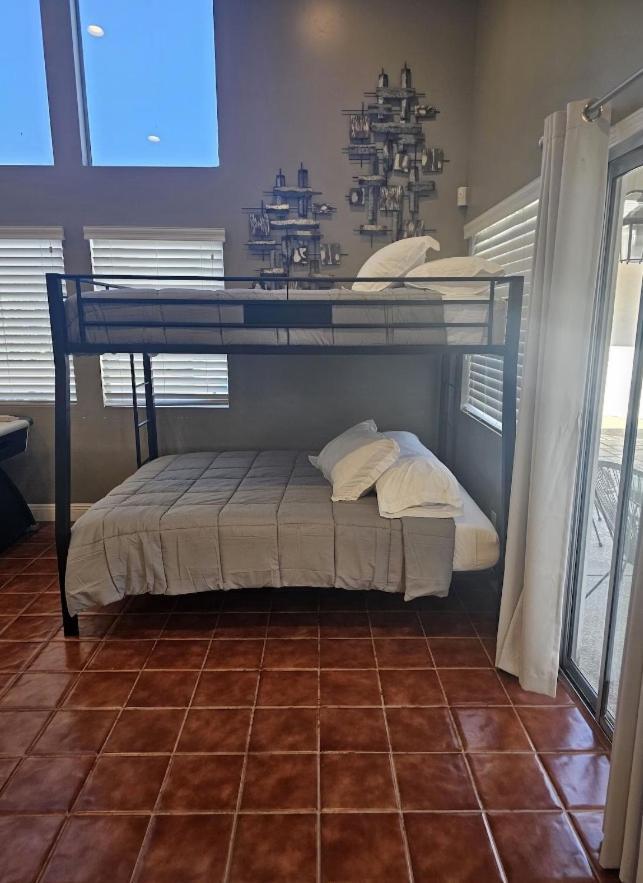 Luxury Villa, With Bonus Pool House, Private Pool, Hot Tub, Rock Water Fall And Slide, Putting Green, Basketball, Shuffle Board, Play Gym, Privately Gated On Circular Driveway. Las Vegas Bagian luar foto