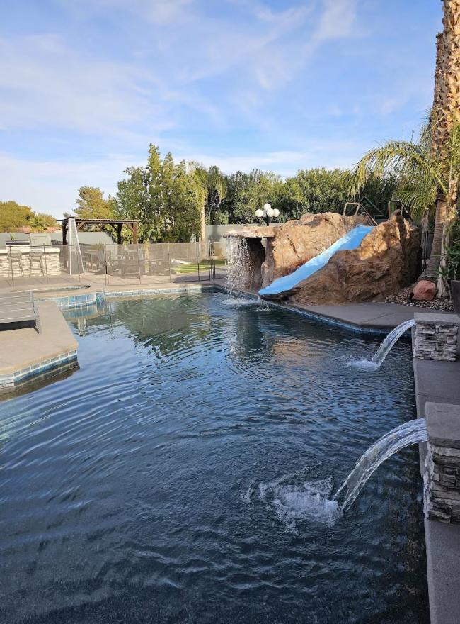 Luxury Villa, With Bonus Pool House, Private Pool, Hot Tub, Rock Water Fall And Slide, Putting Green, Basketball, Shuffle Board, Play Gym, Privately Gated On Circular Driveway. Las Vegas Bagian luar foto